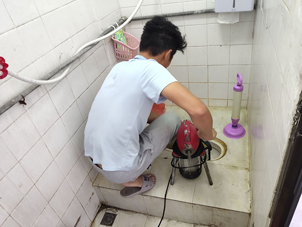 镇康管道堵塞冒臭气 专业师傅现场解决问题