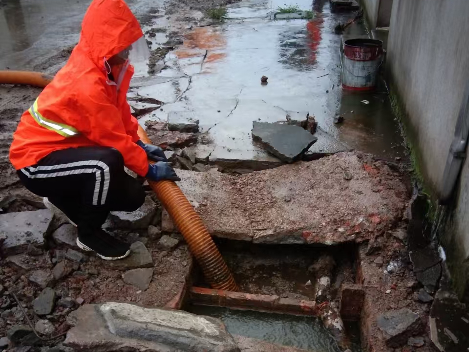 镇康专业清理污水池 炜誉市政以规范流程守护城市 “肠道”